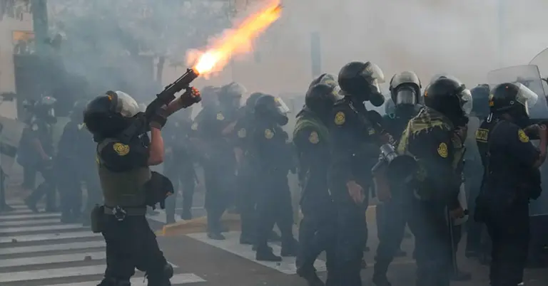 পেরুতে বিক্ষোভকারীদের সঙ্গে পুলিশের সংঘর্ষ